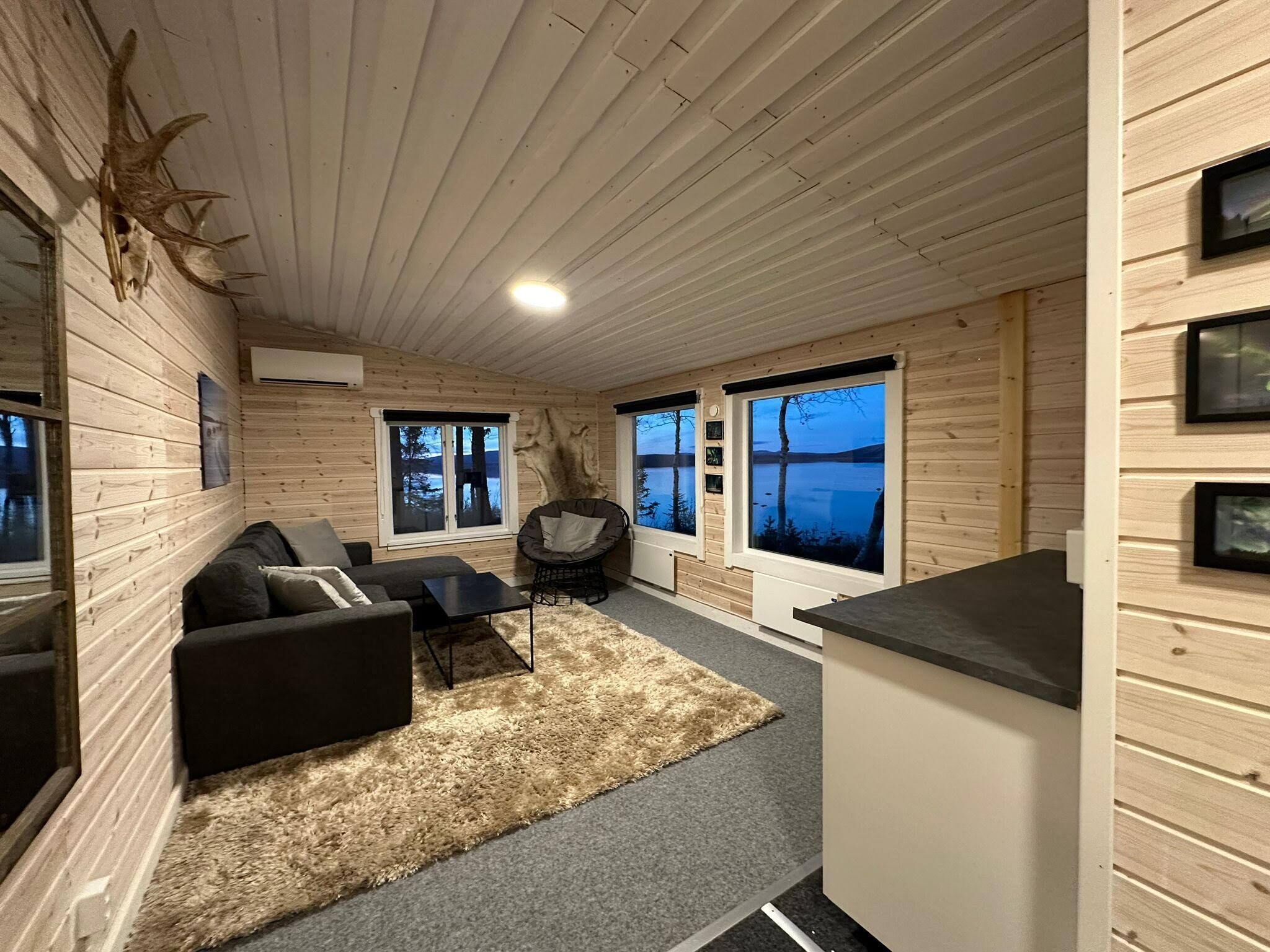 Hus - flera sovrum - utsikt mot trädgården | Vardagsrum