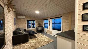 Hus - flera sovrum - utsikt mot trädgården | Vardagsrum