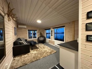 Hus - flera sovrum - utsikt mot trädgården | Vardagsrum