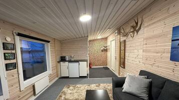 Hus - flera sovrum - utsikt mot trädgården | Vardagsrum