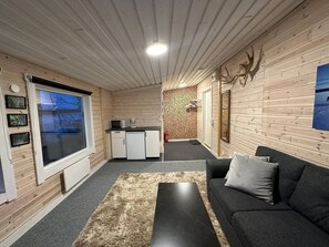 Hus - flera sovrum - utsikt mot trädgården | Vardagsrum