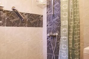 Shower, towels, soap, toilet paper - Charming guesthouse with pool – Close to the beach in Grand Mbour (M'bour)