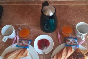 Breakfast for a fee - Charming guesthouse with pool – Close to the beach in Grand Mbour (M'bour)