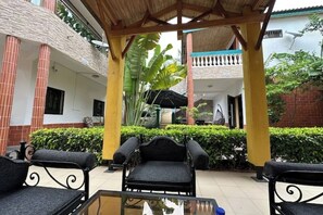 Terrace/patio - Charming guesthouse with pool – Close to the beach in Grand Mbour (M'bour)