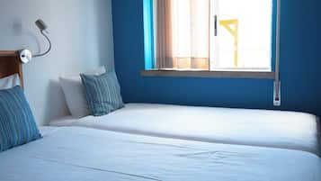 Firemannsrom, utsikt mot bukt | Safe på rommet, blendingsgardiner, wi-fi (inkludert) og sengetøy