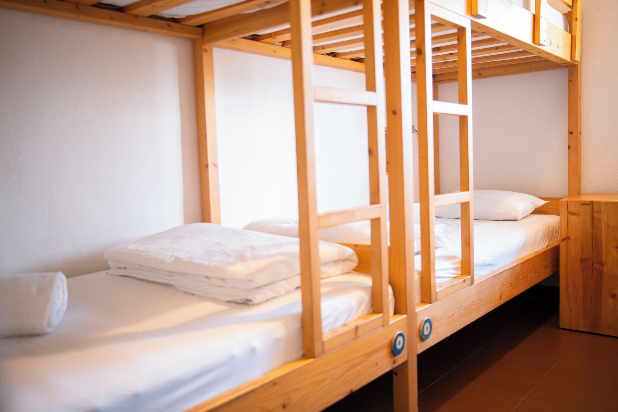 Dormitorio compartido, vistas al patio | Caja fuerte, cortinas opacas, wifi gratis y ropa de cama