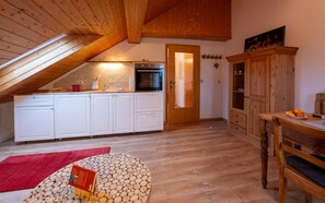 Private kitchen - Charming vacation apartment in the Vorderer Bayerischer Wald. Pet friendly! (Wiesenfelden)