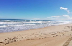 A beach with waves approaching the shore. - SeaSuites Yellow - Loft cerca del mar (Cullera)