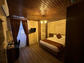 Habitació doble estàndard, vistes al pati | Escriptori, espai de treball apte per a portàtils i wifi gratuïta 