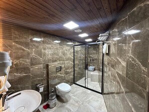 Chambre Double Standard, vue cour intérieure | Salle de bain | Douche, sèche-cheveux, serviettes fournies, papier toilette