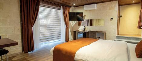 Habitación doble estándar, vista al patio | Vista a la calle