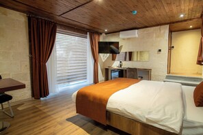 Standard-Doppelzimmer, Blick auf den Innenhof | Blick auf die Straße