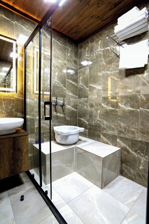 Standaard tweepersoonskamer, uitzicht op binnenplaats | Badkamer | Een douche, een haardroger, handdoeken, toiletpapier