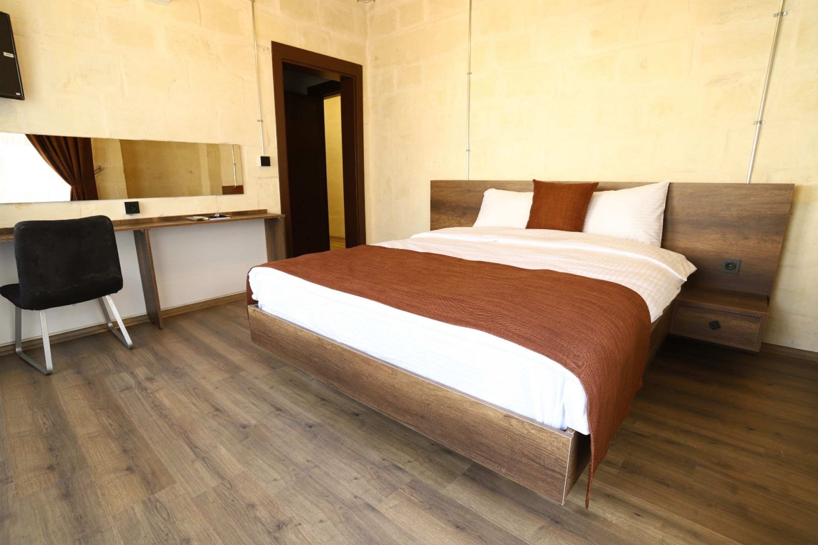 مكتب ومساحة عمل للكمبيوتر المحمول وواي فاي مجانًا