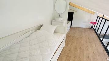 Travel cot, bed sheets