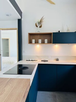 Microonde, forno, piano cottura, lavastoviglie