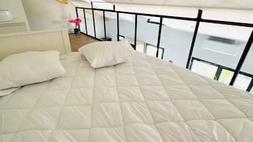 Cuna de viaje y ropa de cama