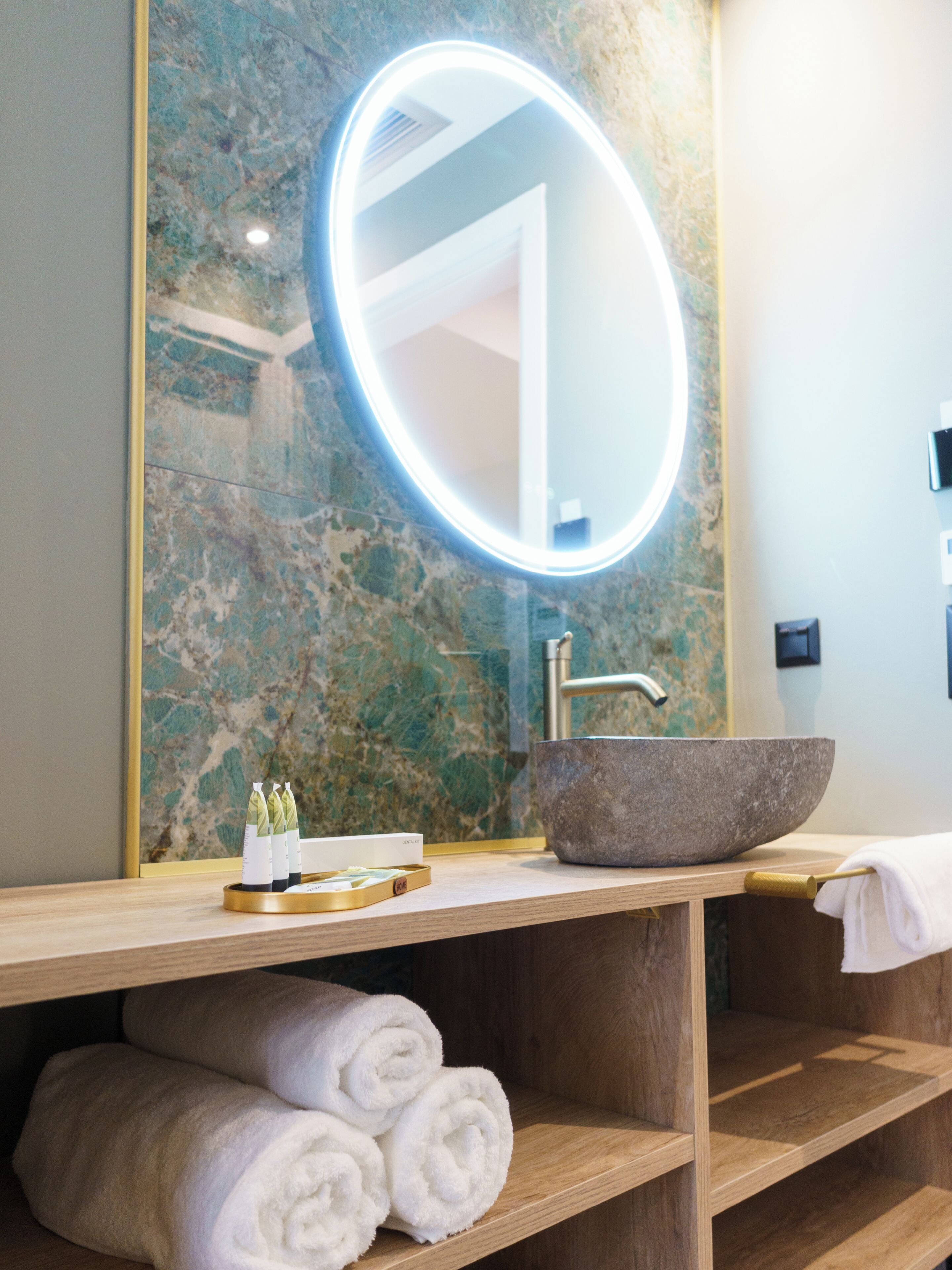 淋浴設備、吹風機、拖鞋、毛巾