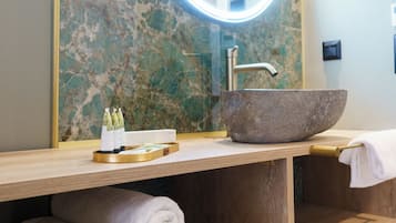 Douche, sĂšche-cheveux, chaussons, serviettes fournies