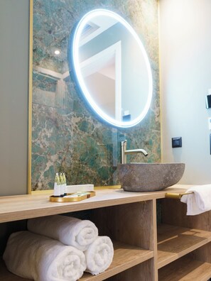 Ducha, secador de pelo, zapatillas y toallas