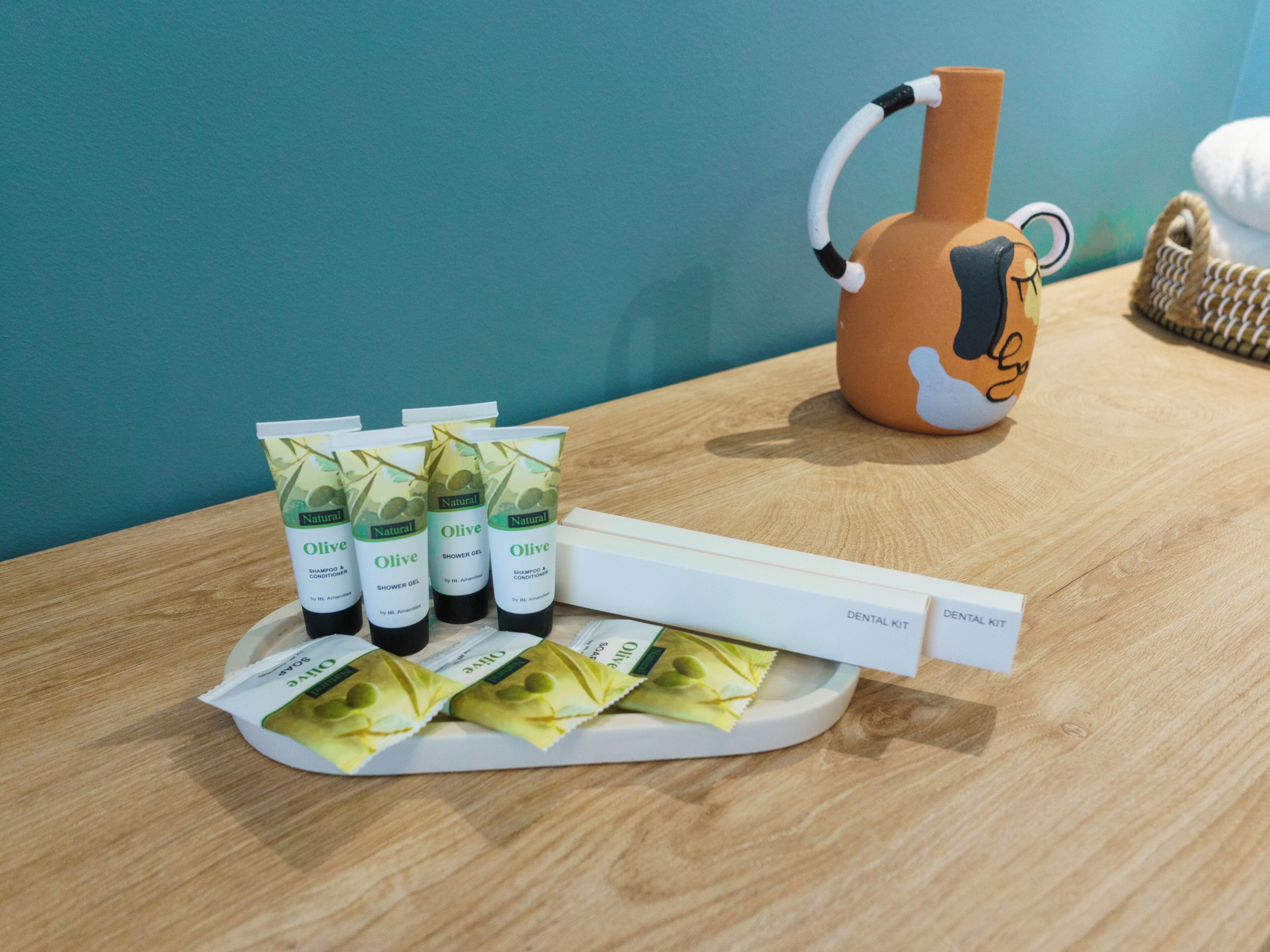 Ropa de cama de alta calidad, minibar, caja fuerte y escritorio