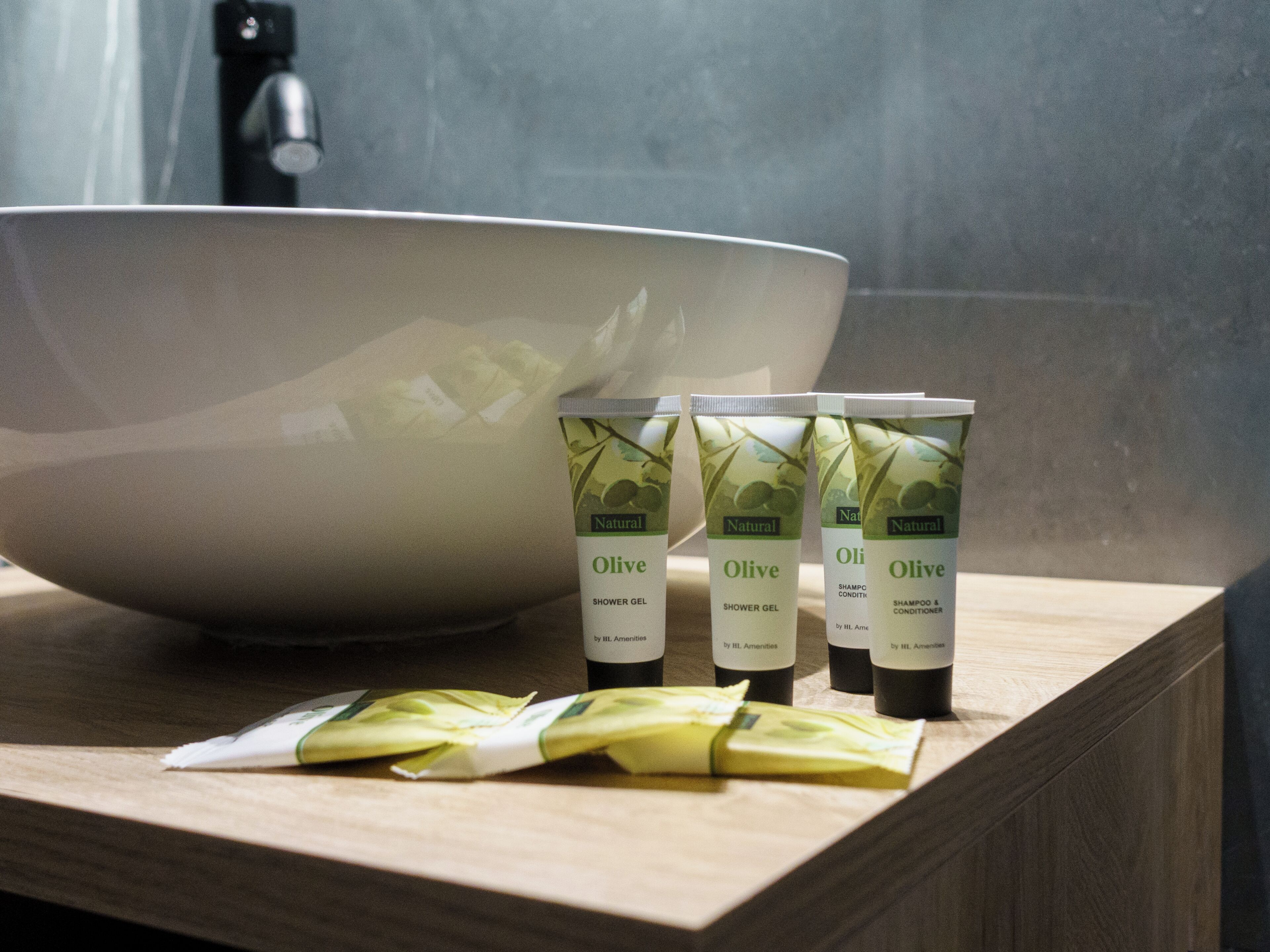 Dusche, Haartrockner, Hausschuhe, Handtücher