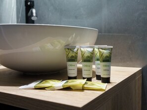 Ducha, secador de pelo, zapatillas y toallas