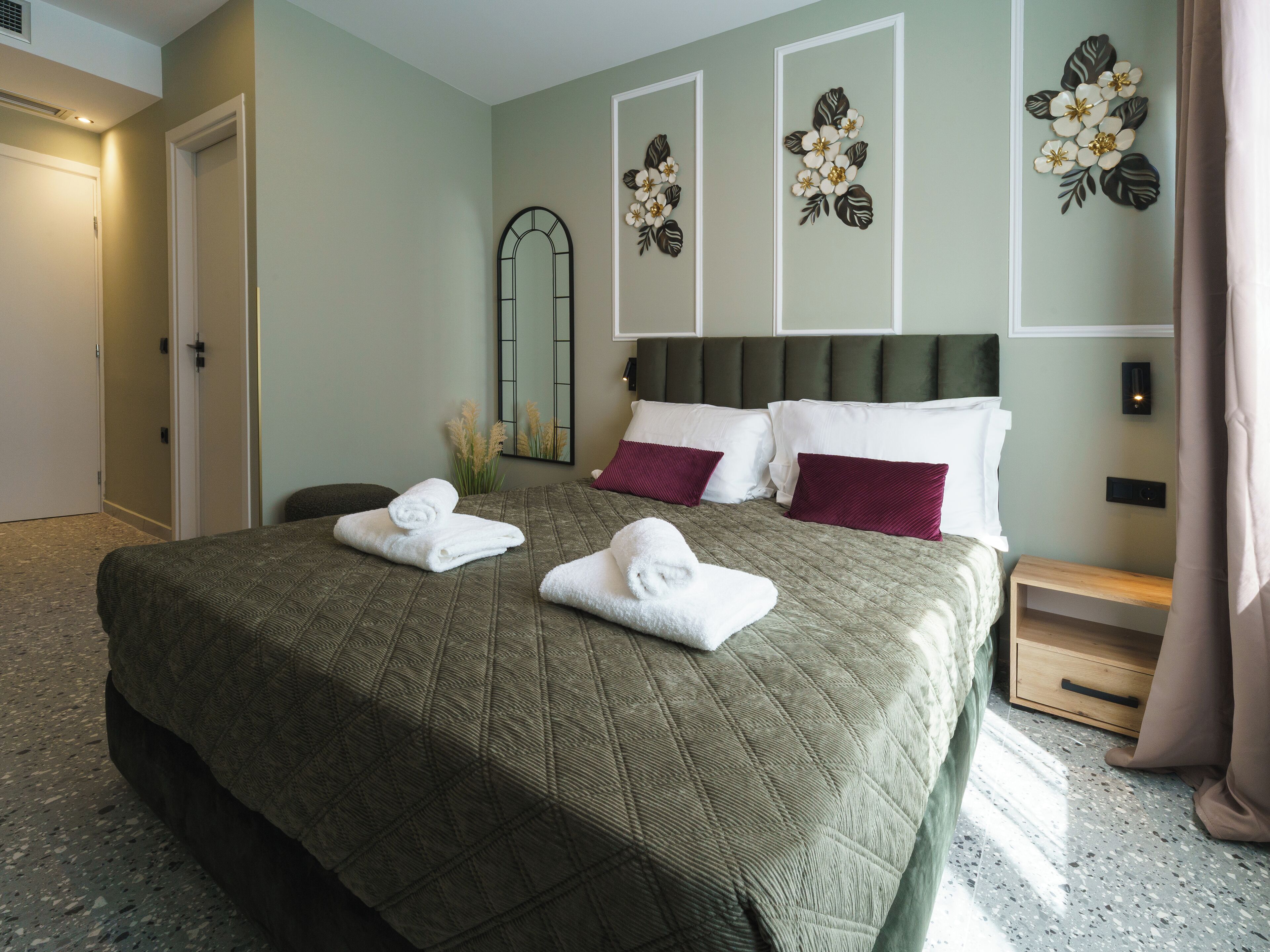 Habitación estándar doble | Ropa de cama de alta calidad, minibar, caja fuerte y escritorio