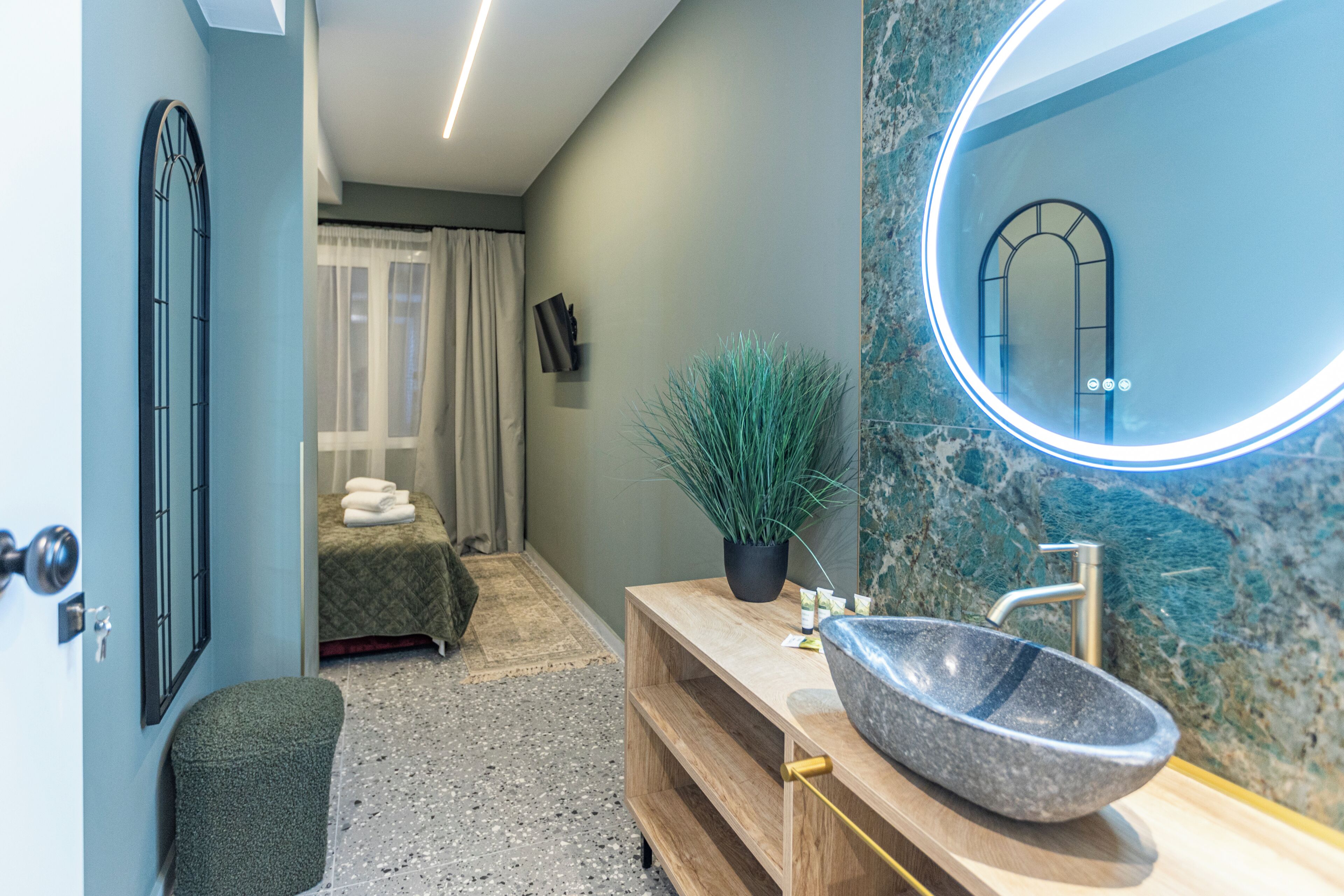 Deluxe Room, City View | Bathroom | Shower, hair dryer, slippers, towels