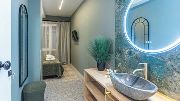 Deluxe Room, City View | Bathroom | Shower, hair dryer, slippers, towels