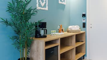 Rom – deluxe, byutsikt | Sengetøy av topp kvalitet, minibar, safe på rommet og skrivebord