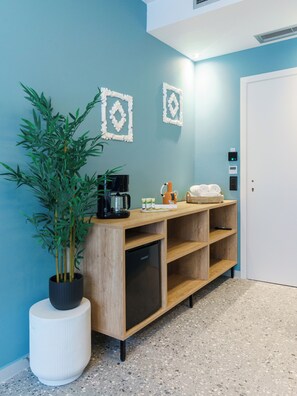 Habitación Deluxe, vistas a la ciudad | Ropa de cama de alta calidad, minibar, caja fuerte y escritorio