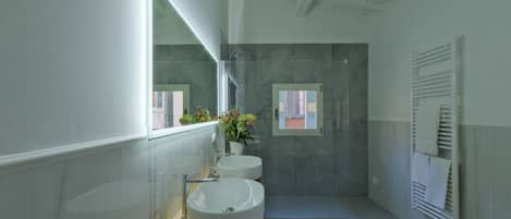 Dusche, Haartrockner, Bidet, Handtücher