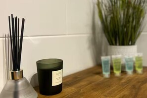 Bathroom amenities - Stylish 2 Bedroom City Apartment - Free Parking (Leicester)