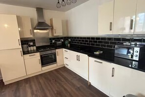 Private kitchen - Stylish 2 Bedroom City Apartment - Free Parking (Leicester)