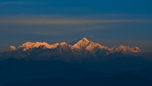 Catena montuosa con cime innevate al tramonto.