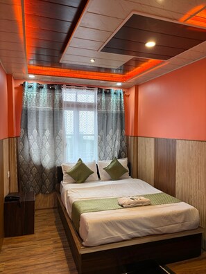 Deluxe Double Room Single Use, Hill View - Himalayan paradise hotel and restaurant  (Darjeeling)