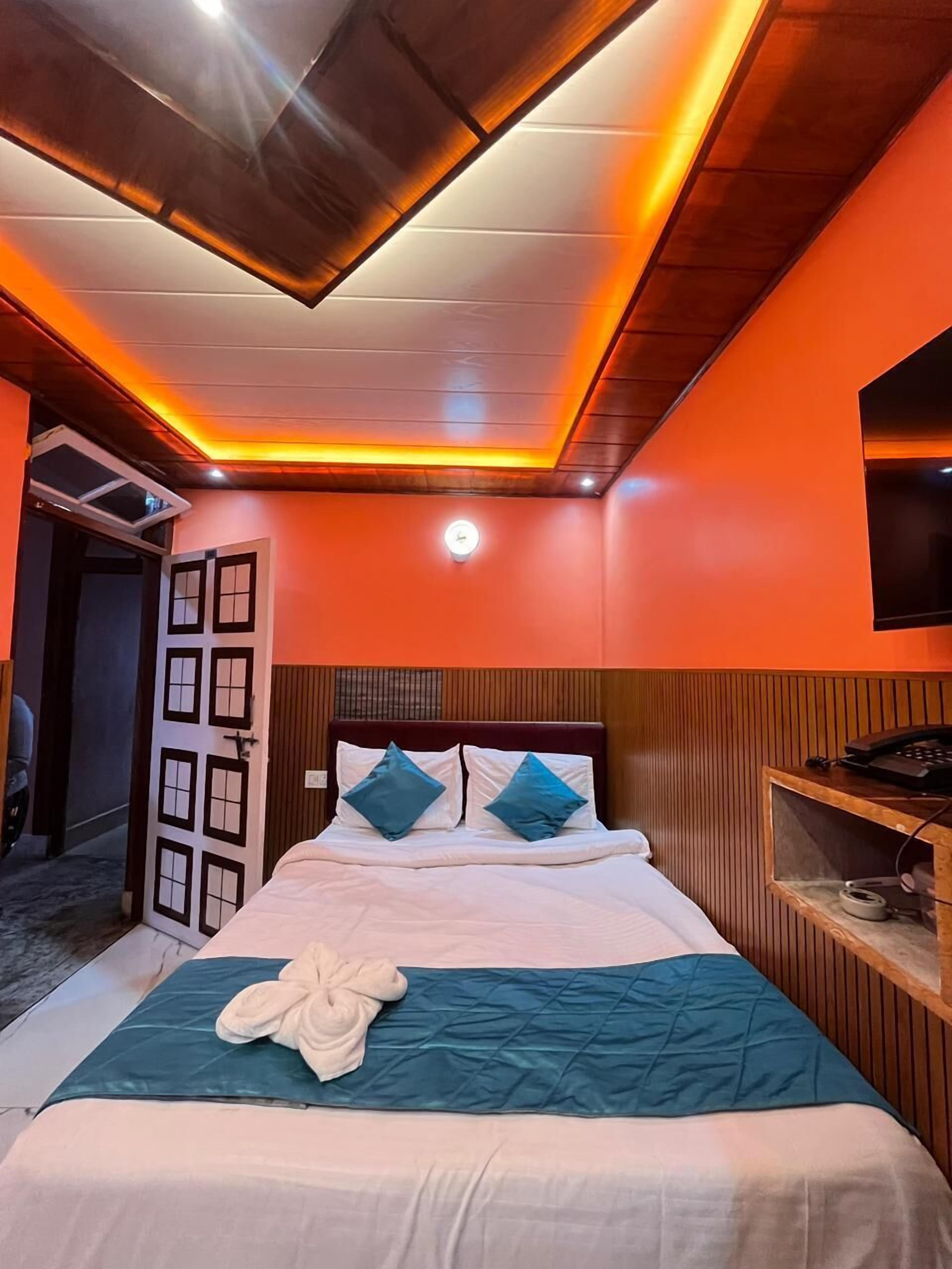 Phòng phong cách cổ điển, ban công | Bộ đồ giường cao cấp, trang bị nội thất với thiết kế riêng biệt 