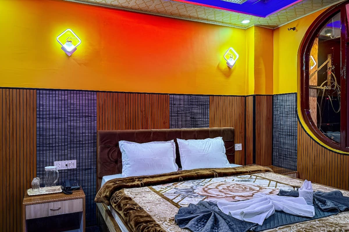 Deluxe Double Room Single Use, Hill View