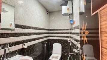 Ducha, artículos de tocador gratuitos, pantuflas, toallas