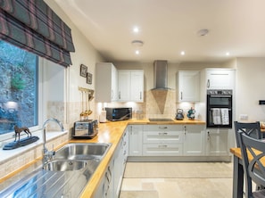 Fridge, microwave, oven, dishwasher - Kennel House by Interhome (Invermoriston)