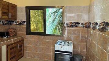 Coffee/tea maker, fridge, microwave, oven