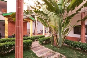 Property grounds - Private suite: bedroom, living room and kitchen near the beach (M'bour)