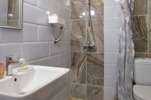 Douche, serviettes fournies, savon, papier de toilette