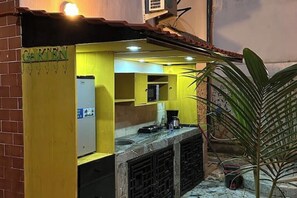 Fridge, microwave, stovetop, coffee/tea maker - Double room with terrace and beach access (M'bour)