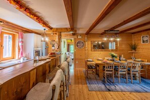 Dining - Rural home in nature with jacuzzi, sauna and entertainment amenities (Mazin)