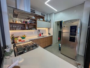 Private kitchen - Fantastic two-bedroom apartment in a prime location in Ipanema. (Rio de Janeiro)