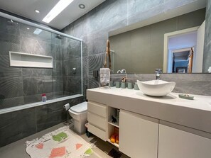 Shower, hair dryer, bidet, towels - Fantastic two-bedroom apartment in a prime location in Ipanema. (Rio de Janeiro)