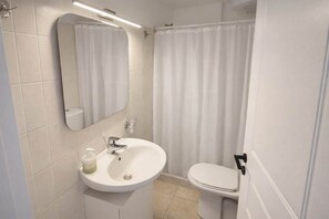 Dusche, Haartrockner, Handtücher, Shampoo