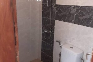 Regadera, bidet, toallas, jabón 
